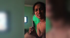 Una impresionante esposa india realizando hábilmente sexo oral con su marido 0 mín. 0 sec