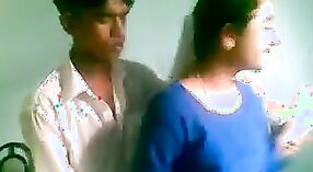 Pareja universitaria india besa, chupa y tiene sexo en el aula 1 mín. 40 sec