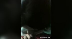 泄露的印度大学女孩的视频给她的堂兄给她口头愉悦 1 敏 30 sec