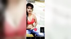 Uma beleza Bengali ostenta seus bens durante uma conversa de videochamada em Bangla 4 minuto 00 SEC