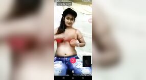 Seorang wanita cantik Bengali memamerkan asetnya selama percakapan panggilan video dalam bahasa Bangla 0 min 40 sec