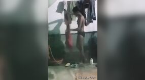 La jeune Indienne Simran prend une douche torride 1 minute 20 sec