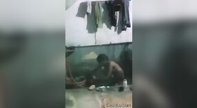 La jeune Indienne Simran prend une douche torride 2 minute 00 sec