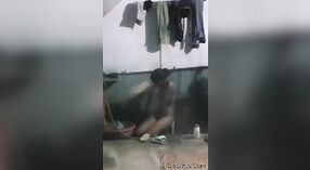 Jovem indígena menina Simran leva uma fumegante banho 3 minuto 20 SEC