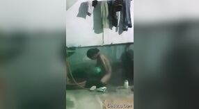 La jeune Indienne Simran prend une douche torride 4 minute 00 sec