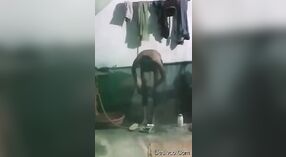 La jeune Indienne Simran prend une douche torride 1 minute 00 sec