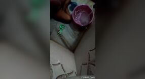 Esposa india captura imágenes de baño desnuda para su pareja 2 mín. 40 sec