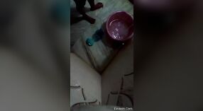 Esposa india captura imágenes de baño desnuda para su pareja 8 mín. 30 sec