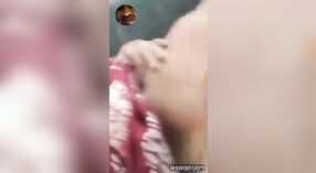 Gadis Bengali yang terangsang menampilkan payudaranya dan merangsang alat kelaminnya dalam rekaman video, bagian 2 5 min 50 sec