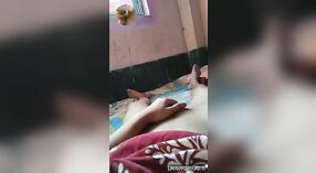 Göğüslerini gösteren ve kaydedilmiş bir videoda cinsel organlarını uyaran Bengalli kızı uyandırdı, bölüm 2 0 dakika 0 saniyelik