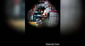 Video grabado en secreto de una ama de casa india tetona 1 mín. 40 sec