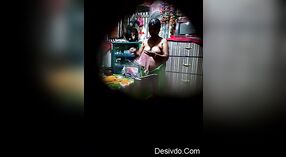 Video grabado en secreto de una ama de casa india tetona 2 mín. 20 sec