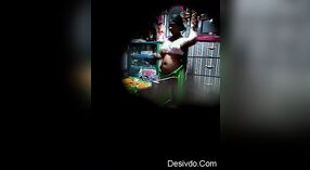 Vídeo gravado secretamente de uma dona de casa indiana busty 2 minuto 40 SEC