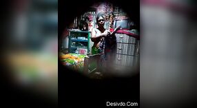 Video grabado en secreto de una ama de casa india tetona 0 mín. 0 sec