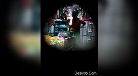 Vídeo gravado secretamente de uma dona de casa indiana busty 1 minuto 00 SEC