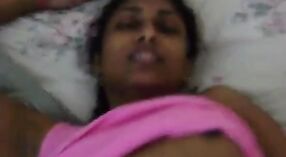 Seductora mujer india realiza sexo oral y experimenta una intensa penetración de su pareja 4 mín. 00 sec