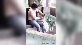 Pareja amorosa disfruta del tiempo al aire libre y sensual juego de senos 1 mín. 20 sec