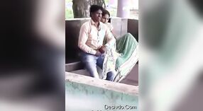 Pareja amorosa disfruta del tiempo al aire libre y sensual juego de senos 3 mín. 00 sec