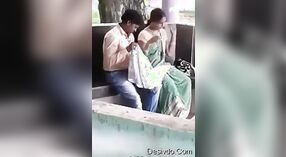 Casal amoroso gosta de tempo ao ar livre e sensual mama jogar 3 minuto 20 SEC