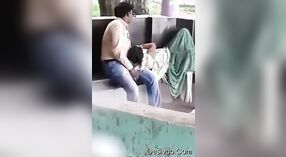 Pareja amorosa disfruta del tiempo al aire libre y sensual juego de senos 0 mín. 40 sec