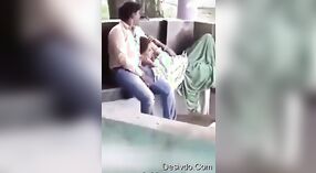 Pareja amorosa disfruta del tiempo al aire libre y sensual juego de senos 1 mín. 00 sec