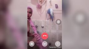 Mandi bocah-bocah wadon India sing apik ditangkep ing video 1 min 20 sec