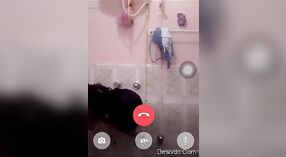 Bir charming Hint kızlar banyo captured üzerinde video 0 dakika 50 saniyelik