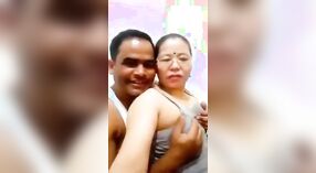 Mujer madura nepalí captura video de marido acariciando sus pechos con audio original 1 mín. 20 sec