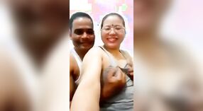 Mulher Madura nepalesa captura vídeo do marido a acariciar os seios com áudio original 2 minuto 00 SEC