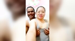 Nepalese donna matura cattura il video del marito accarezzando il seno con audio originale 2 min 10 sec