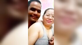 Mulher Madura nepalesa captura vídeo do marido a acariciar os seios com áudio original 3 minuto 10 SEC