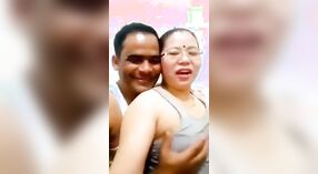 Nepal trưởng thành người phụ nữ captures video của chồng mơn trớn cô ấy ngực với original âm thanh 0 tối thiểu 30 sn