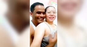 Mulher Madura nepalesa captura vídeo do marido a acariciar os seios com áudio original 0 minuto 40 SEC