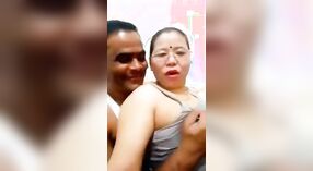 Nepalese volwassen vrouw vangt video van echtgenoot strelen haar borsten met originele audio 0 min 50 sec