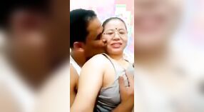 Mujer madura nepalí captura video de marido acariciando sus pechos con audio original 1 mín. 00 sec