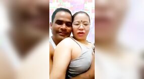 Mujer madura nepalí captura video de marido acariciando sus pechos con audio original 1 mín. 10 sec