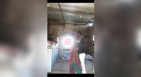 Ama de casa de una aldea india participa en actividades sexuales con su esposo dentro de su casa 1 mín. 20 sec