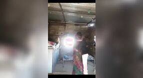 Une femme au foyer d'un village indien s'engage dans une activité sexuelle avec son mari à l'intérieur de leur maison 0 minute 50 sec