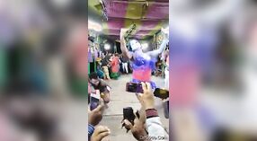 ビデオで撮影された暑いインドのパブリックダンスパフォーマンス 1 分 20 秒