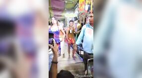 Quente Indiano público dança desempenho capturado em vídeo 1 minuto 40 SEC