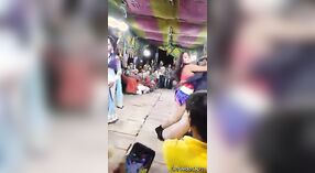 Quente Indiano público dança desempenho capturado em vídeo 3 minuto 40 SEC