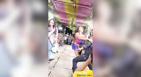 Quente Indiano público dança desempenho capturado em vídeo 4 minuto 00 SEC