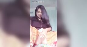 Fille indienne excitée stimulant son vagin 1 minute 20 sec