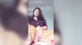 Gadis India yang terangsang merangsang vaginanya 1 min 30 sec