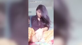 膣を刺激するインドの少女を興奮させた 0 分 0 秒