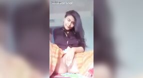 Chica india excitada estimulando su vagina 0 mín. 40 sec