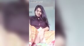 Gadis India yang terangsang merangsang vaginanya 1 min 10 sec