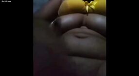 Mujer india excitada exponiendo sus pechos y vagina húmeda en cuatro videos 1 mín. 10 sec