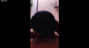 Gadis Pakistan dari Ahmedabad memberikan blowjob dan telanjang, video diambil oleh kekasihnya 1 min 10 sec