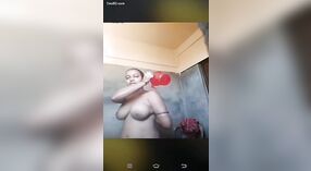 Séduisante femme vêtue de lingerie prenant un bain dans un nouveau MMS 0 minute 0 sec